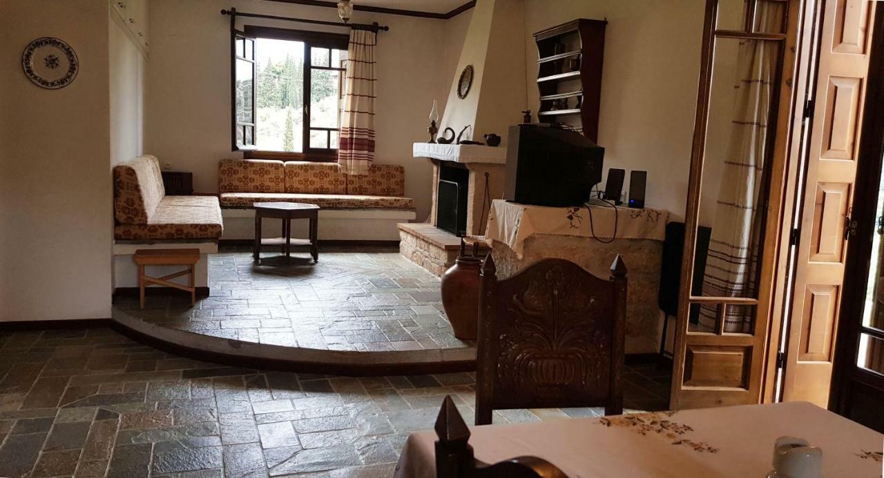Ample Modern Country Home Néa Epídavrosz Kültér fotó