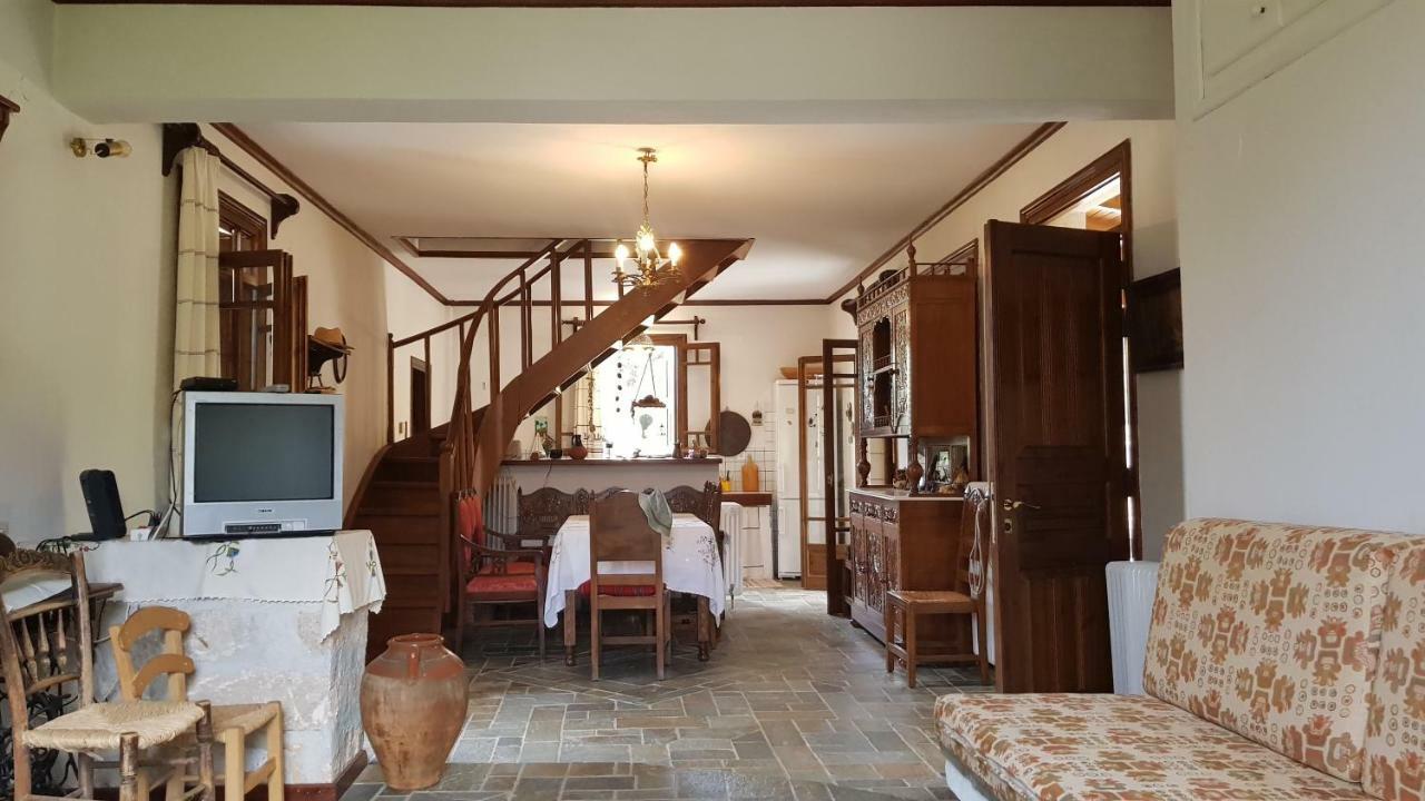 Ample Modern Country Home Néa Epídavrosz Kültér fotó